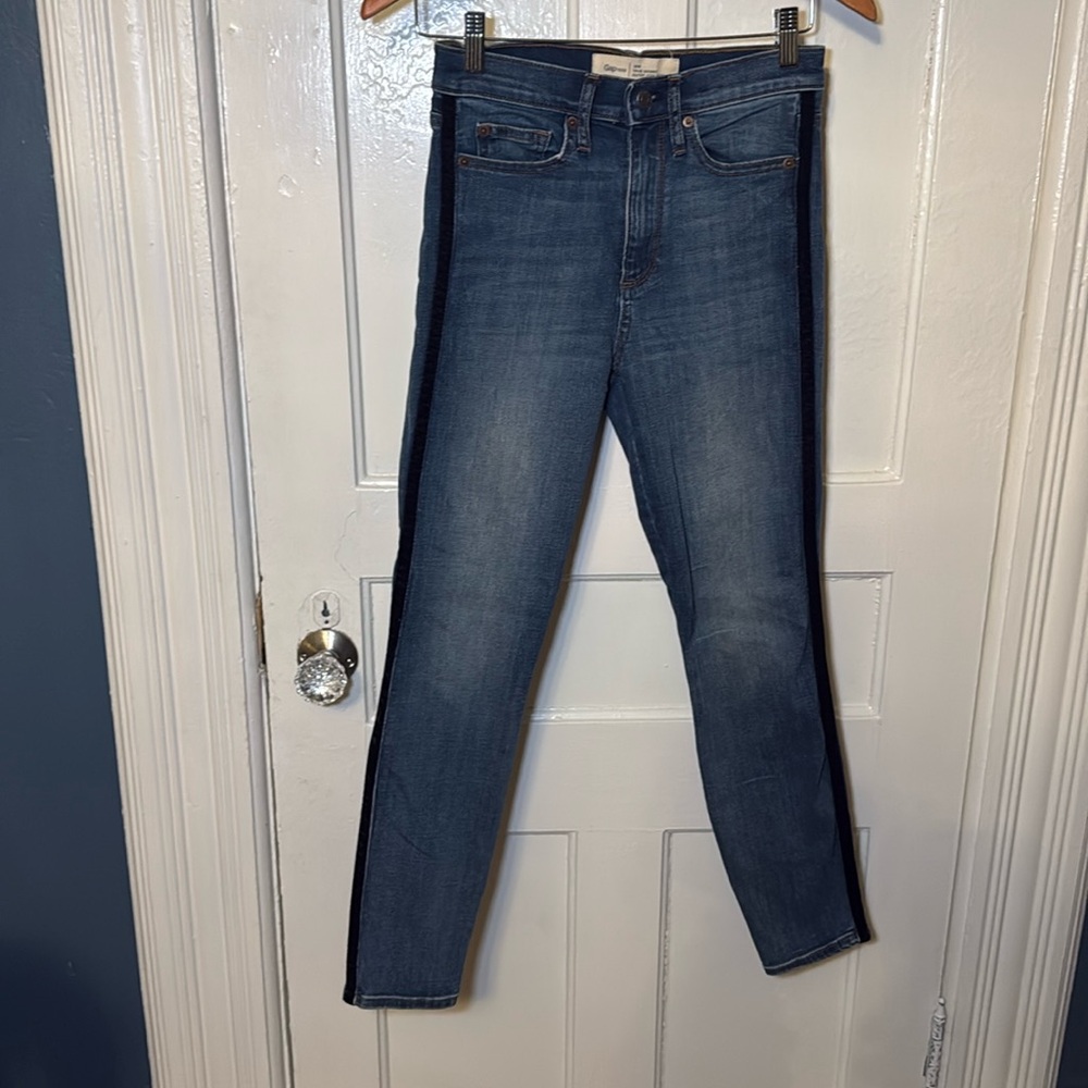 GAP jeans. like new. no damage or stains. 26R.